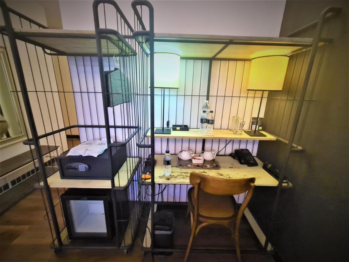 M Boutique Station 18 -