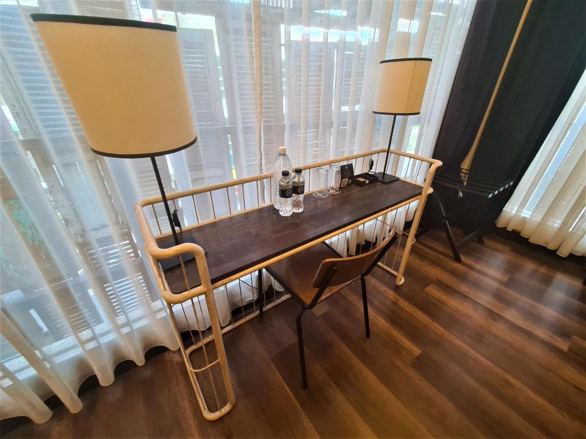M Boutique Station 18 -