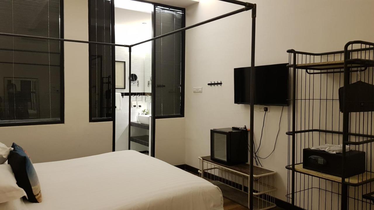 M Boutique Station 18 -
